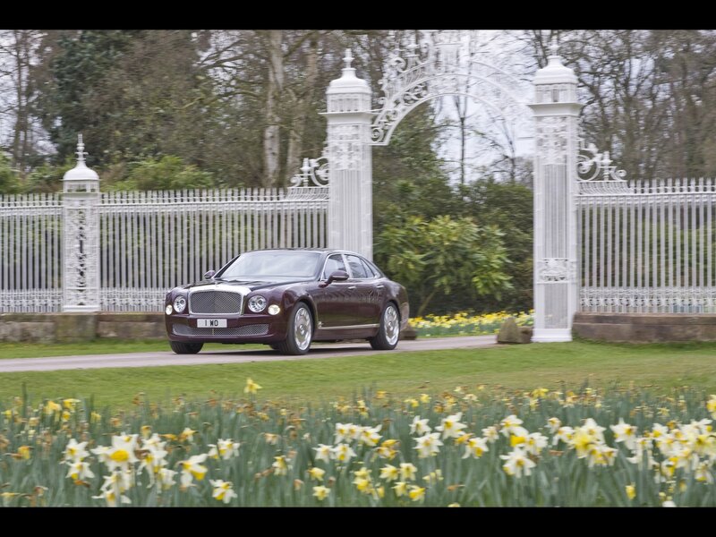 Bentley Mulsanne at a grand estate