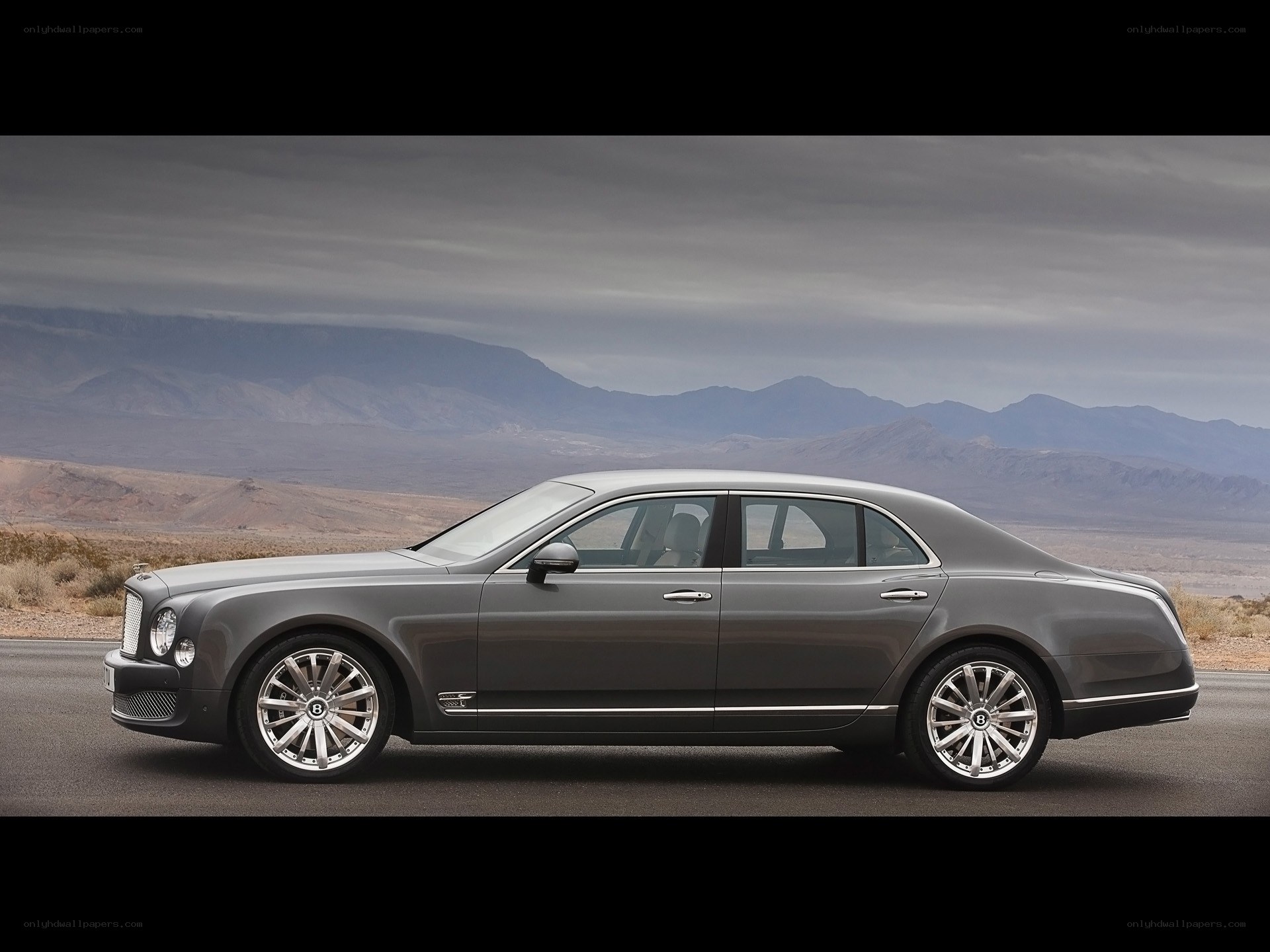 Bentley Mulsanne in desert
