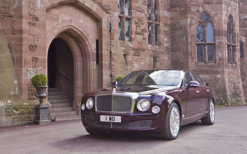 Bentley Mulsanne in front of a castle