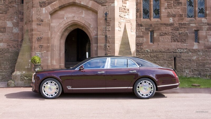 Bentley Mulsanne in front of a castle
