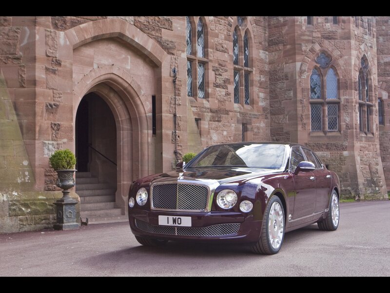 Bentley Mulsanne in front of a castle