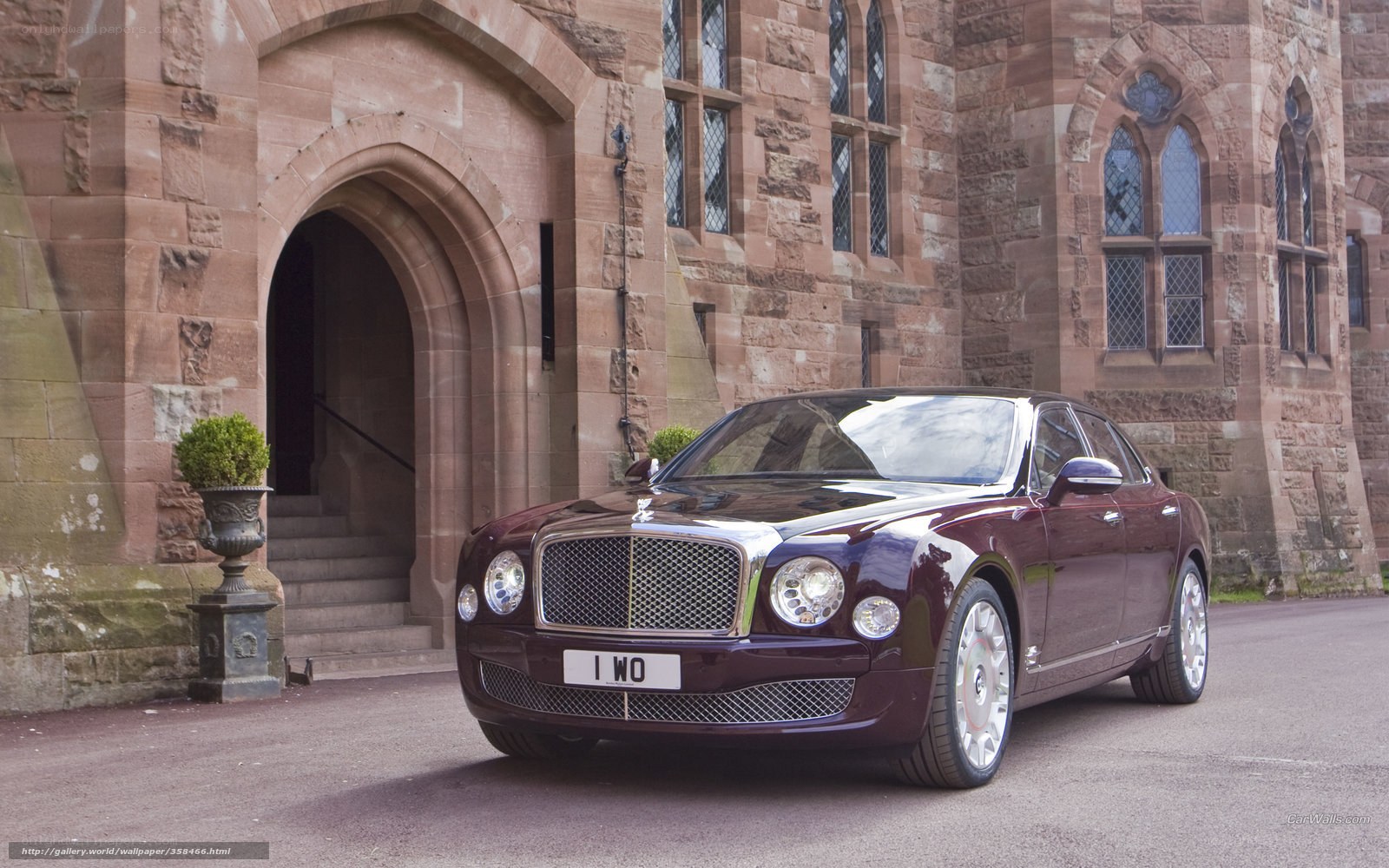 Bentley Mulsanne in front of castle