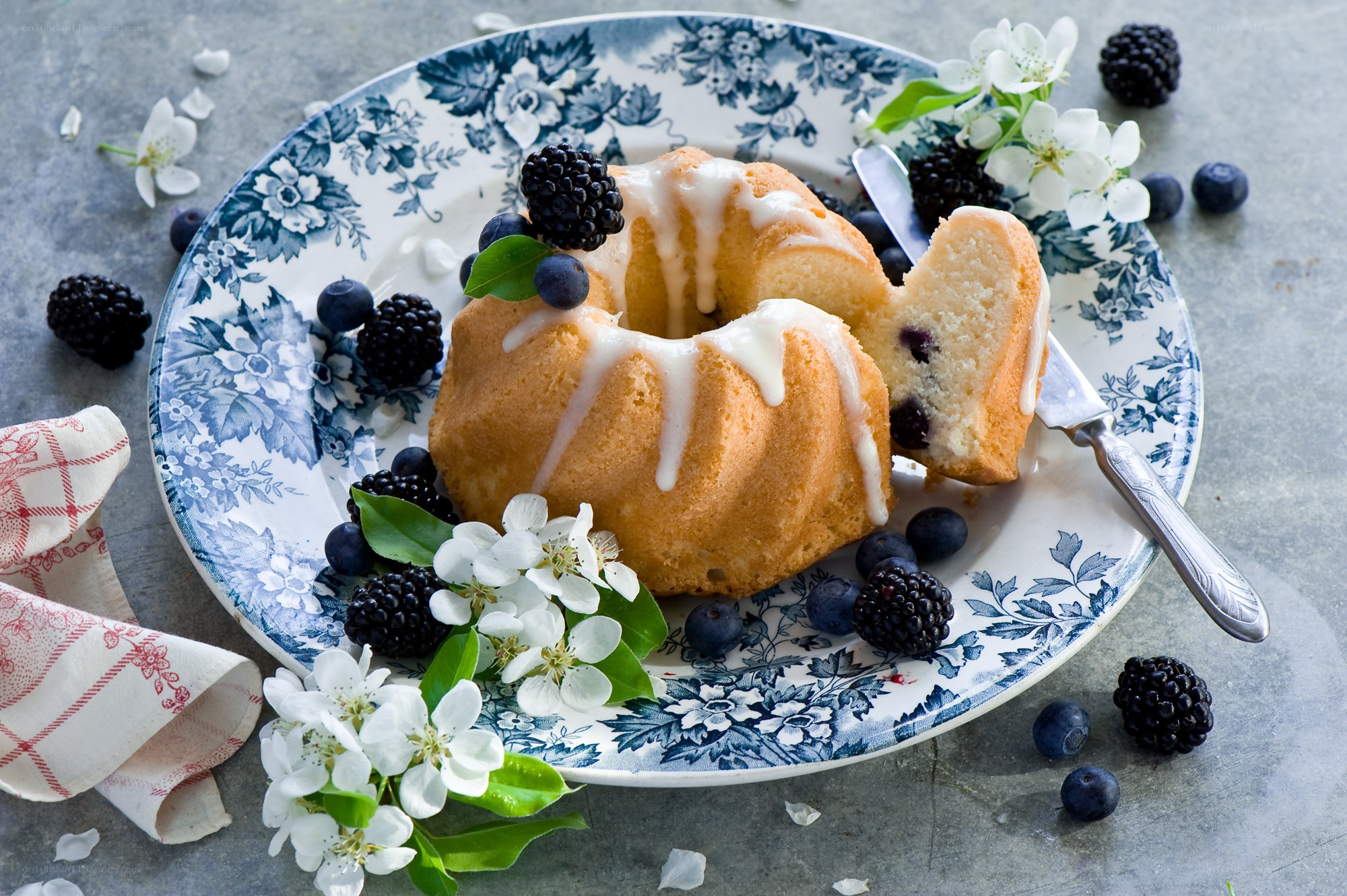 Berry bundt cake with glaze
