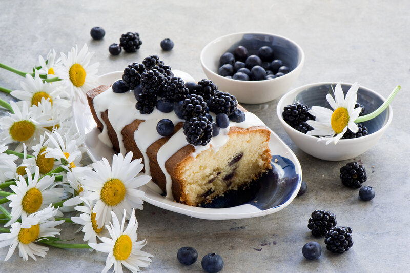 Berry cake with daisies