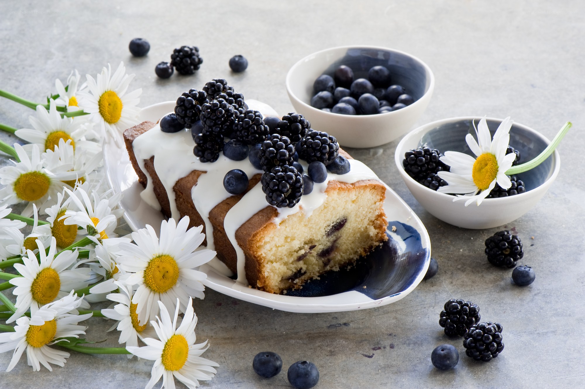 Berry cake with daisies