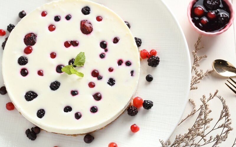 berry cheesecake with mint