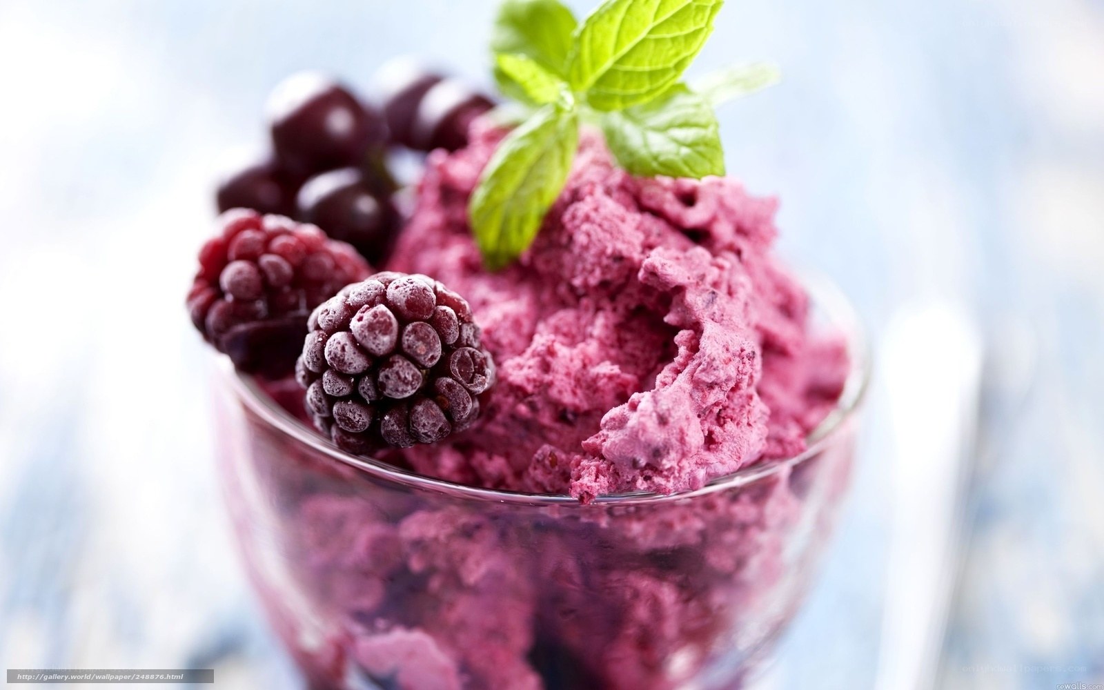 Berry ice cream with mint