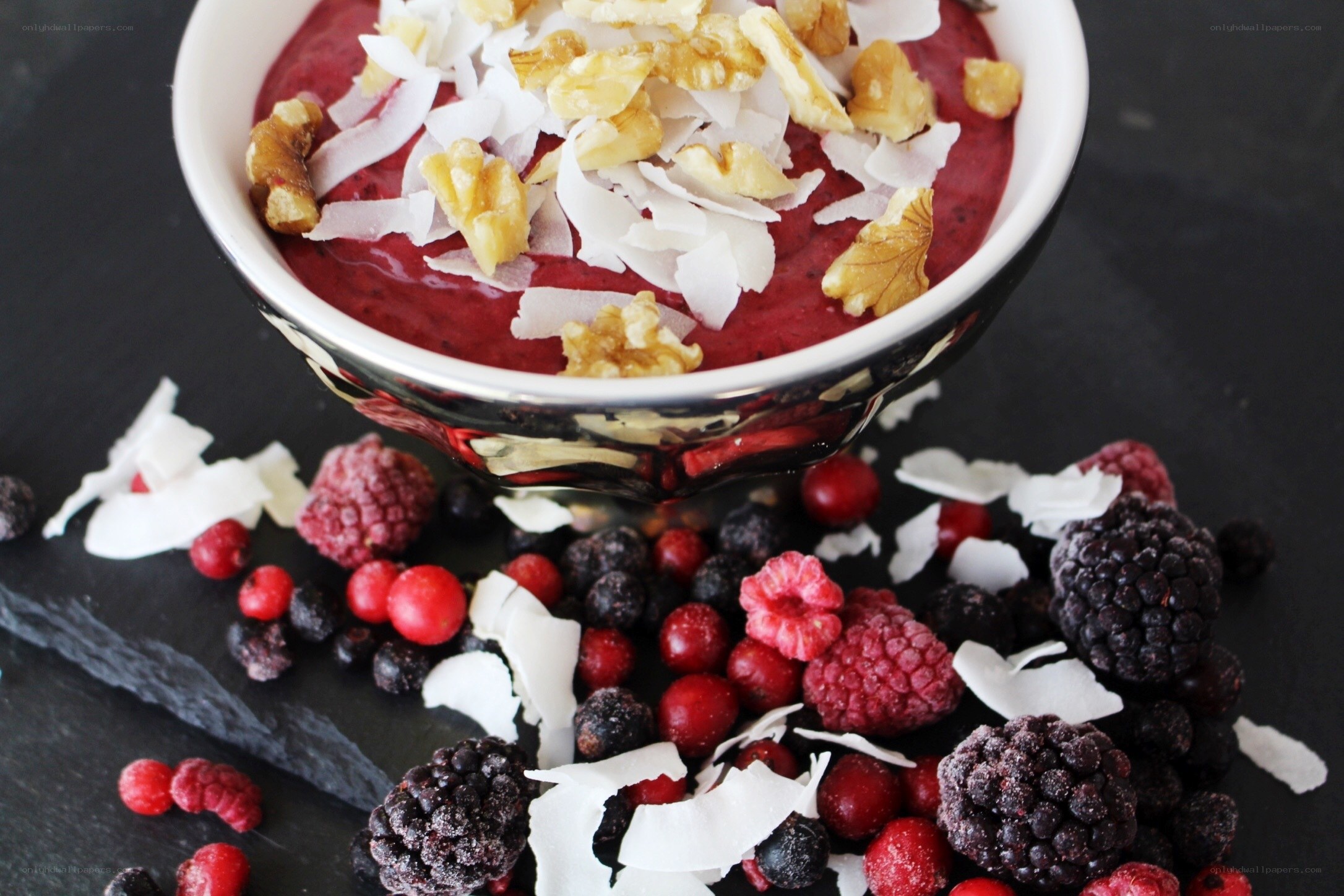 berry smoothie bowl with toppings