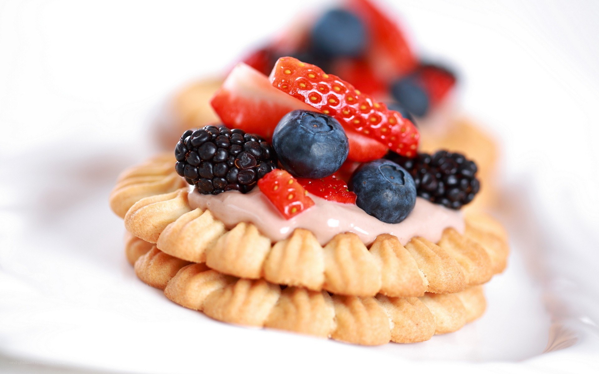 Berry tart with cream