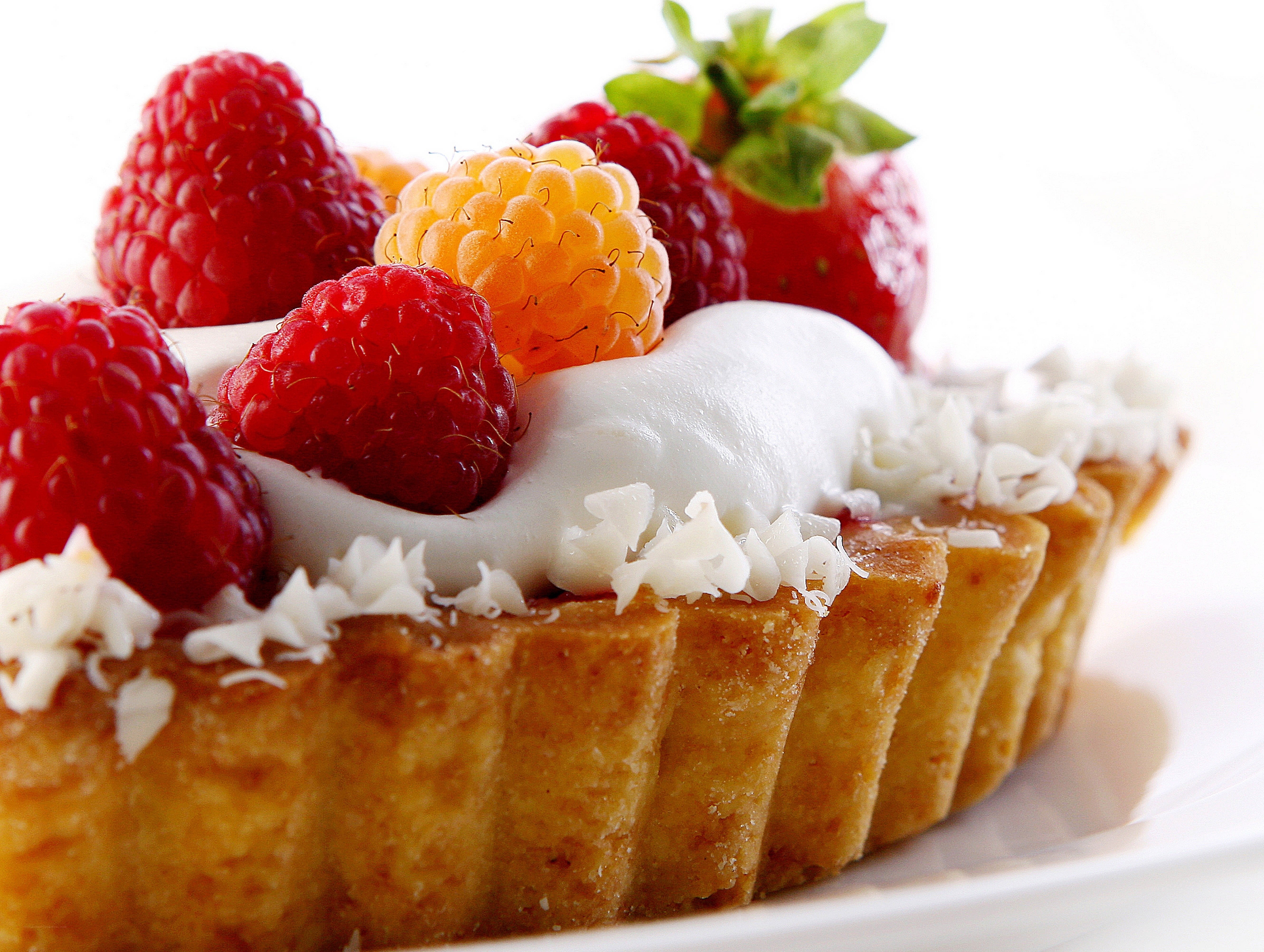 Berry tart with cream