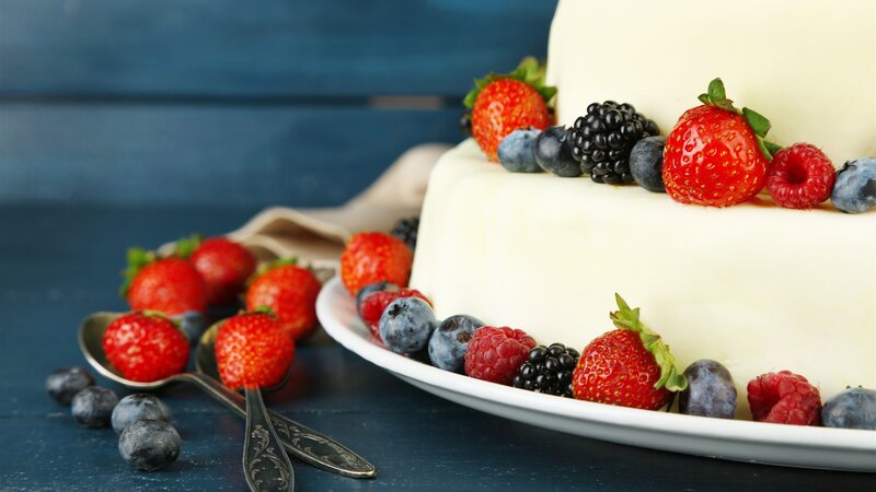 Berry-topped Cake — White, Calm