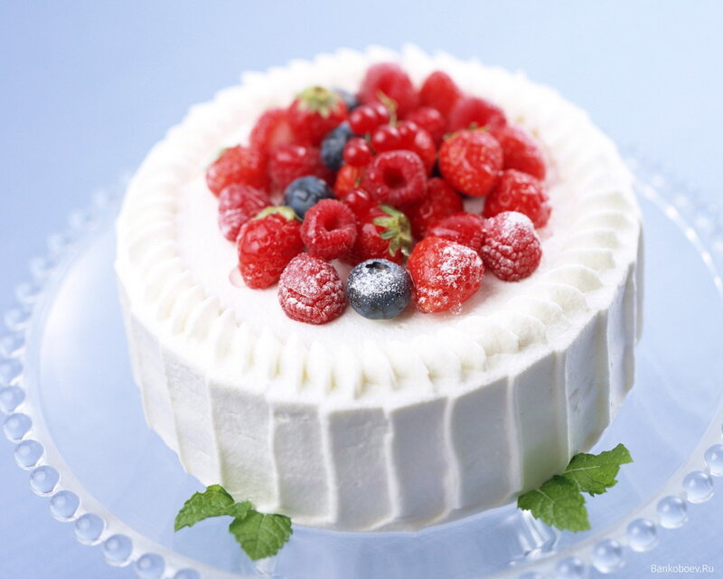 Berry-topped Cake — White