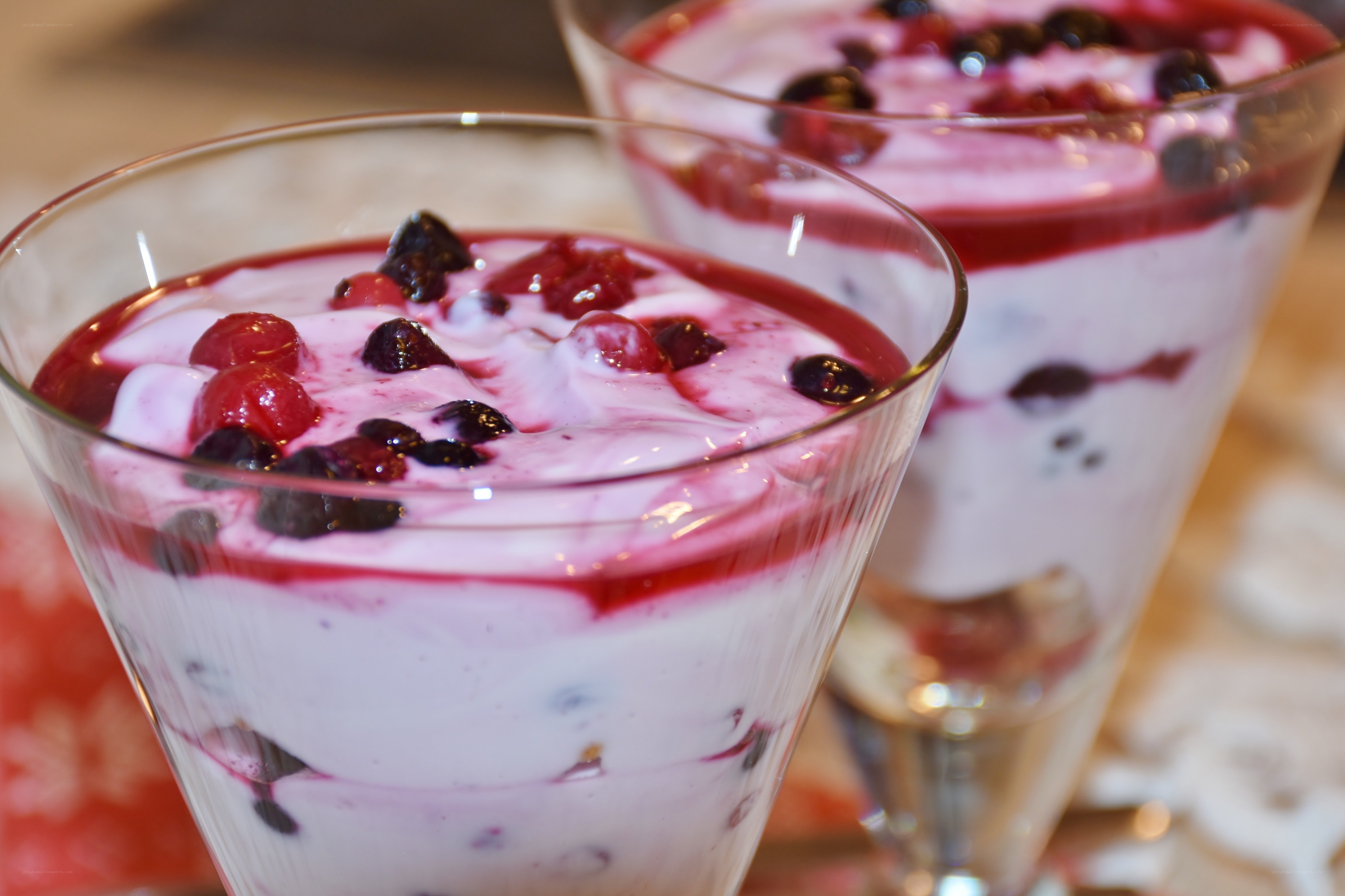 berry yogurt parfait