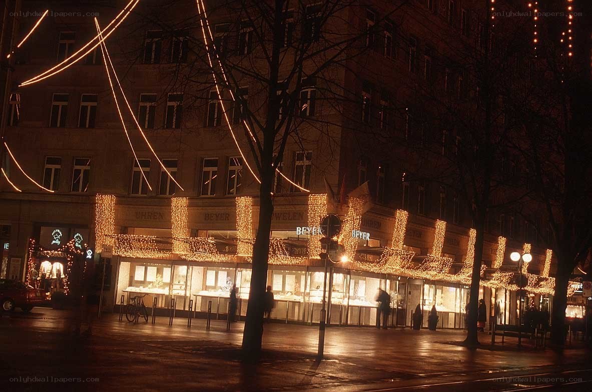 Beyer jewelry store at night
