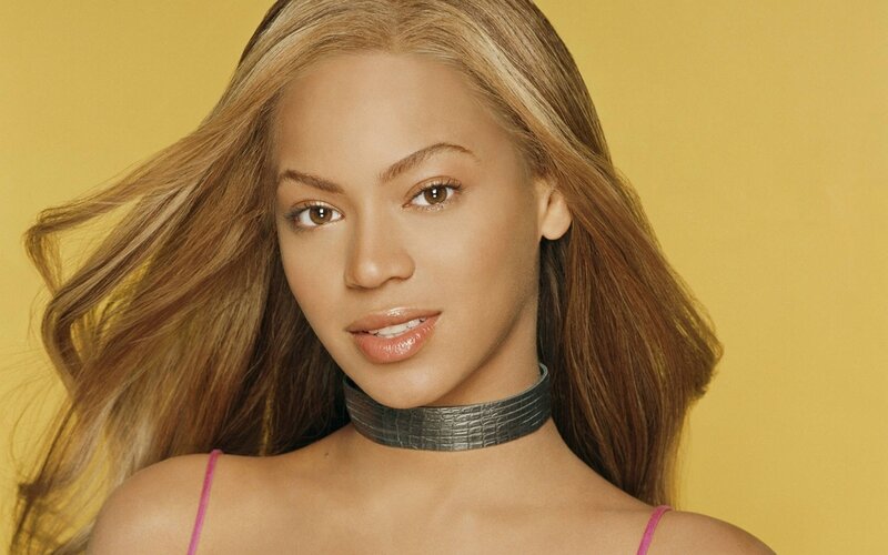 Beyoncé in a pink top