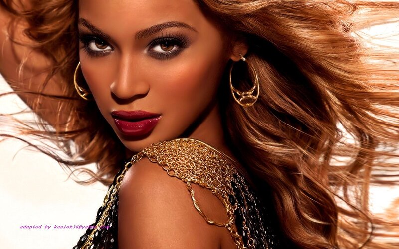 Beyoncé in gold jewelry