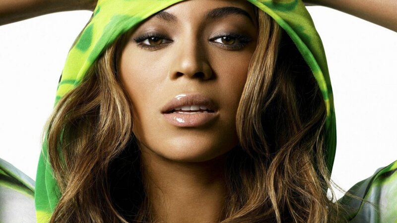 Beyoncé in green hooded garment