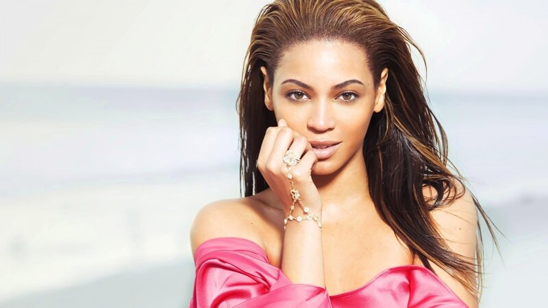 Beyoncé in pink dress