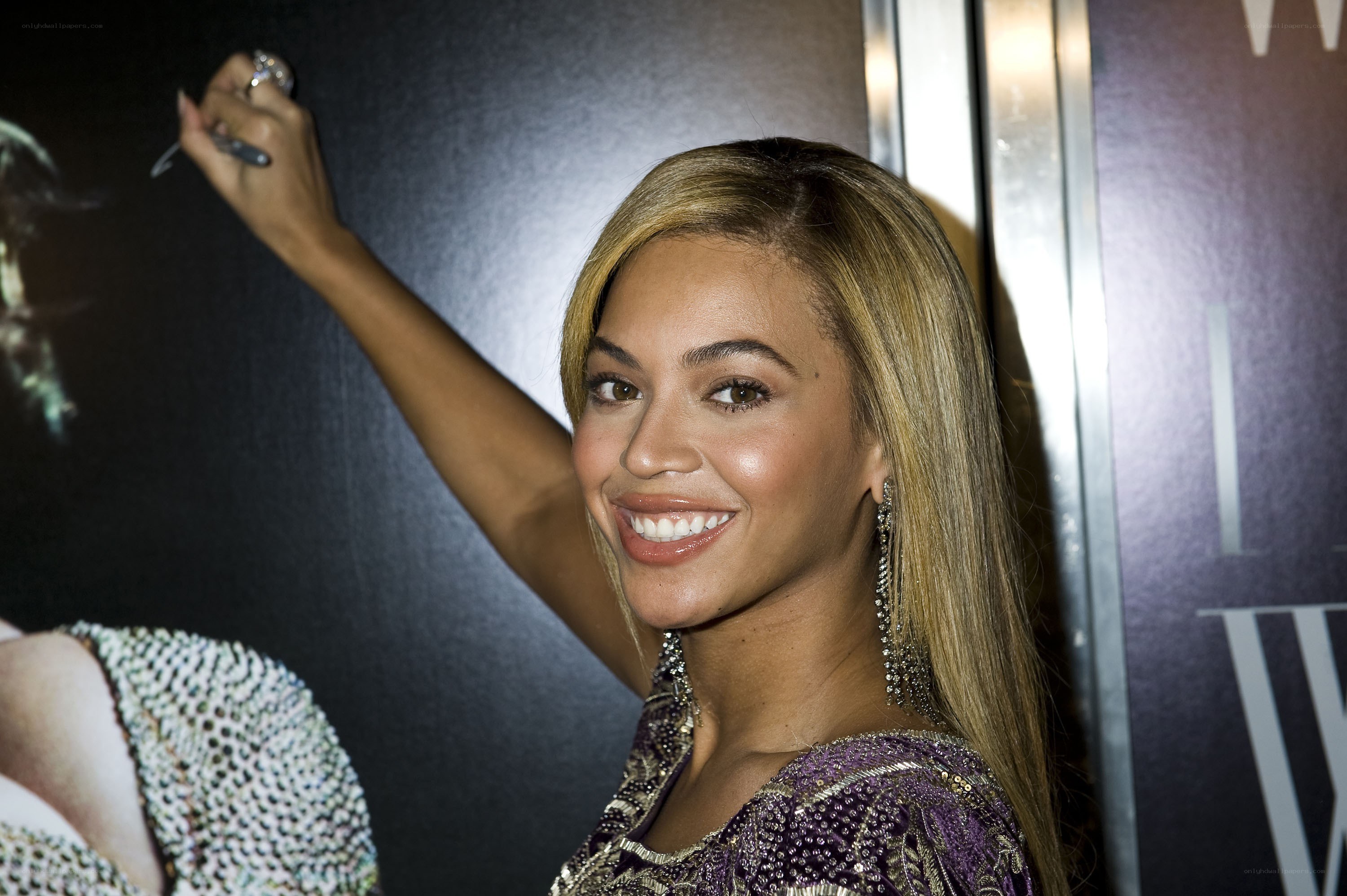 Beyoncé signing autograph