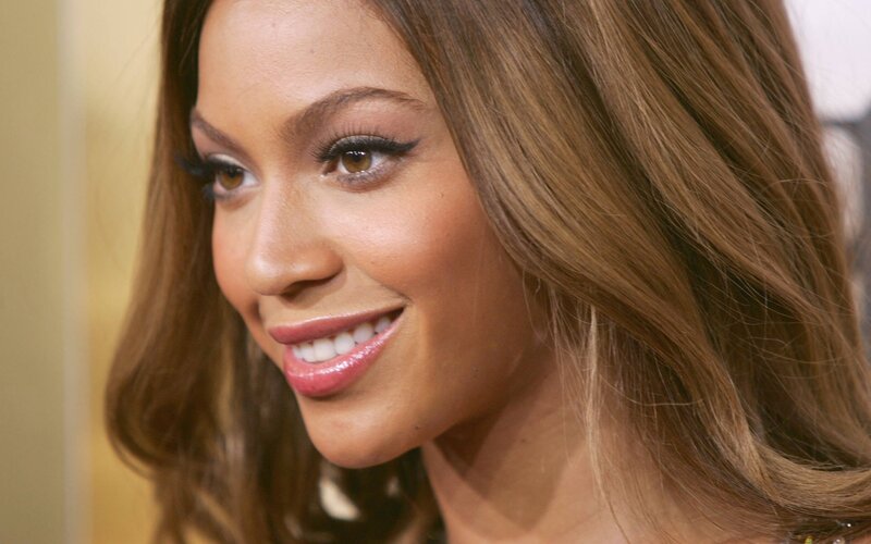 Beyoncé smiling at event