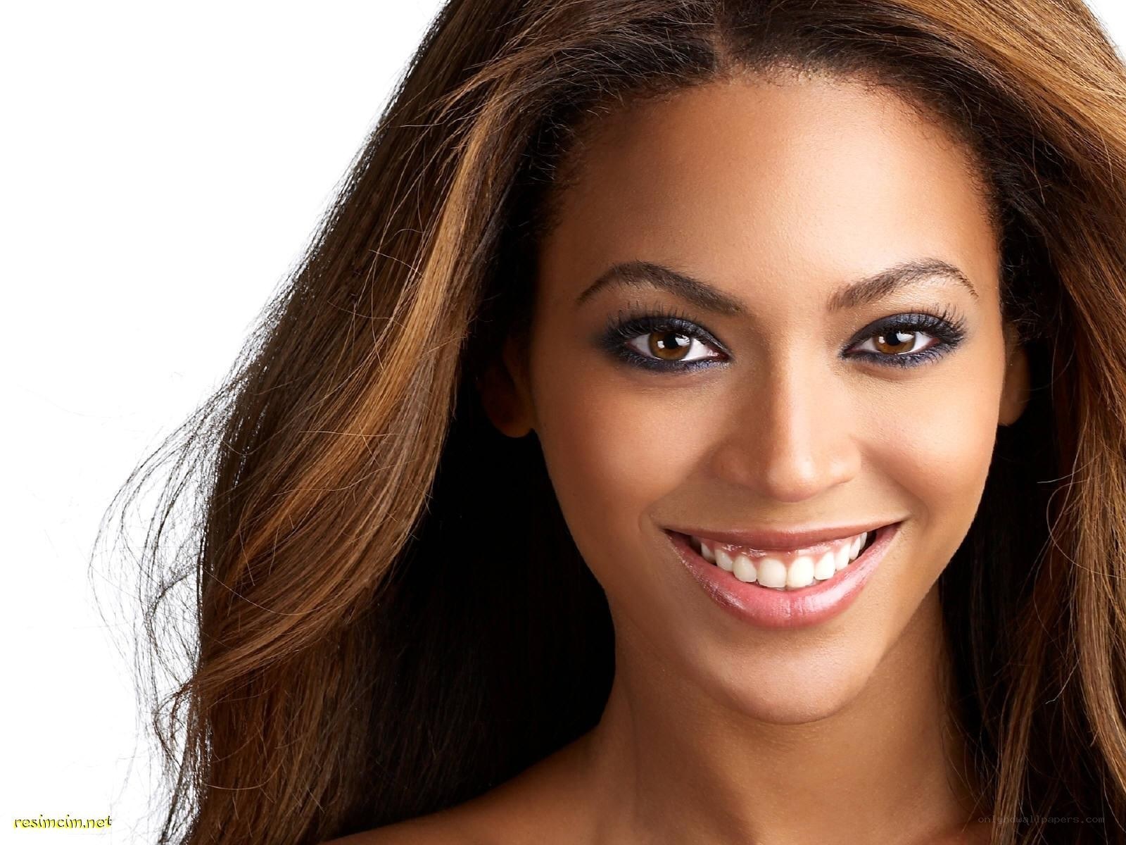 Beyoncé smiling portrait