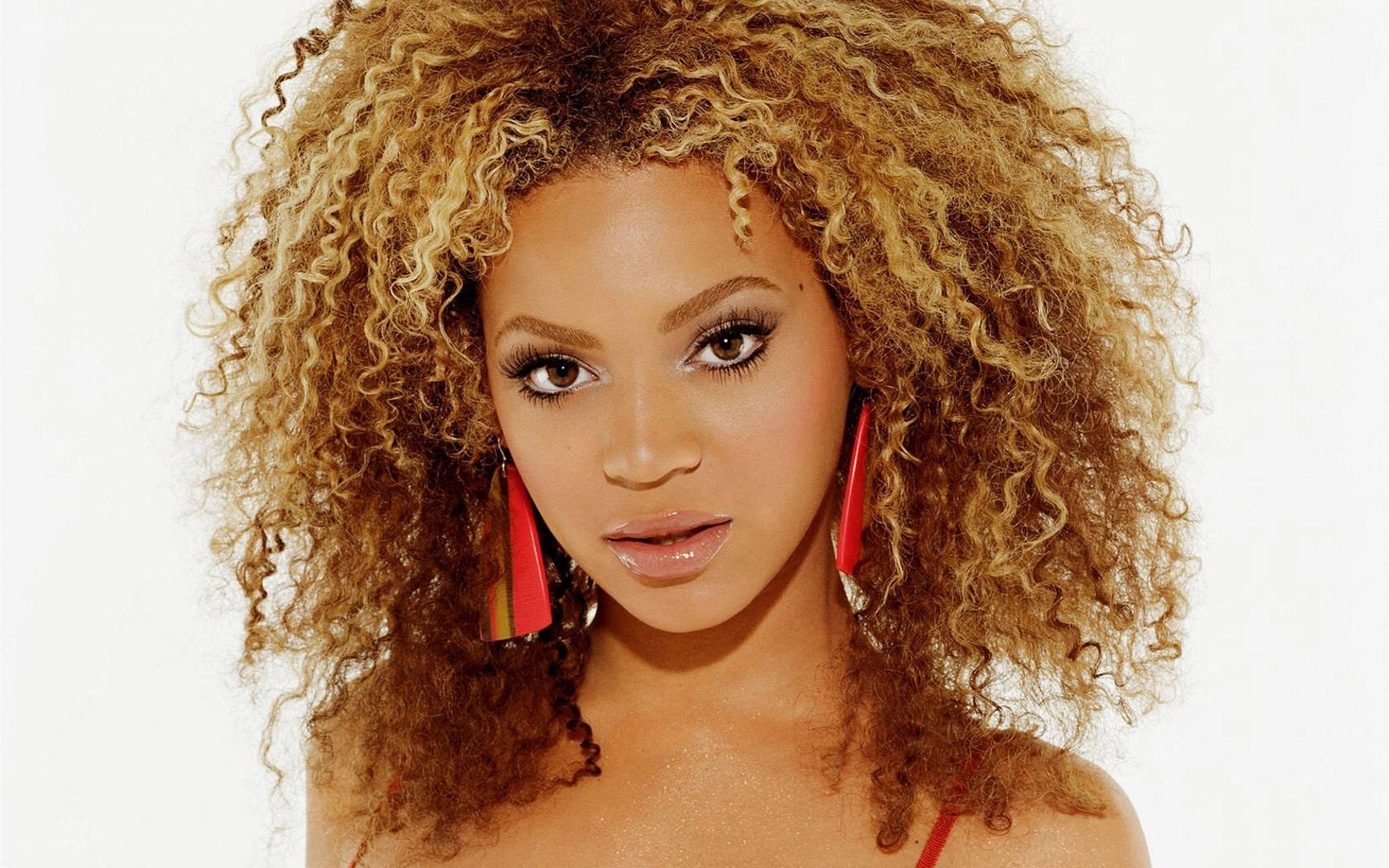 Beyoncé with curly hair