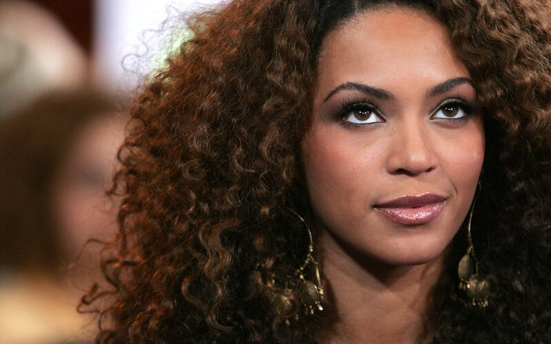 Beyoncé with curly hair