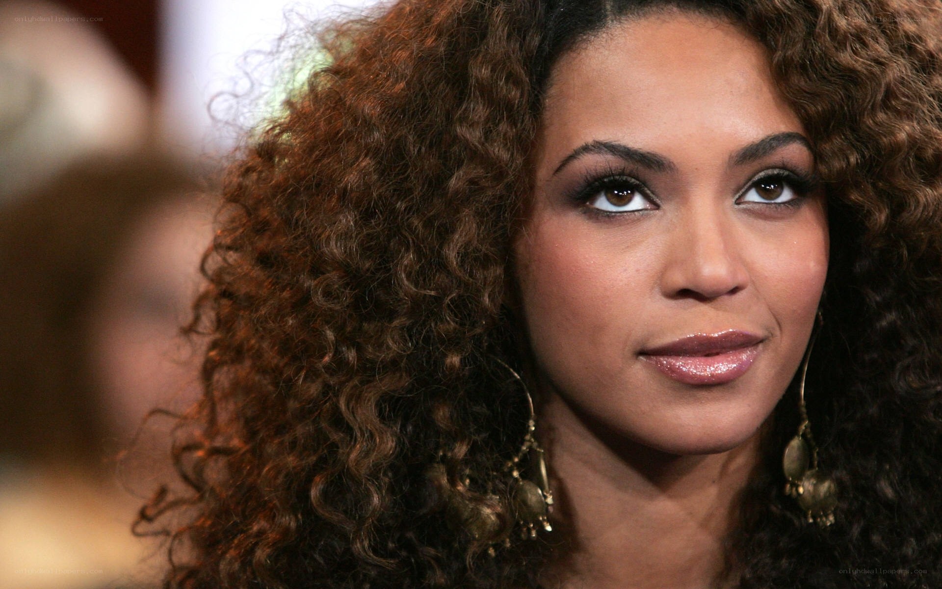 Beyoncé with curly hair