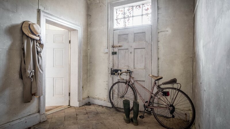 Bicycle in Hallway — Gray