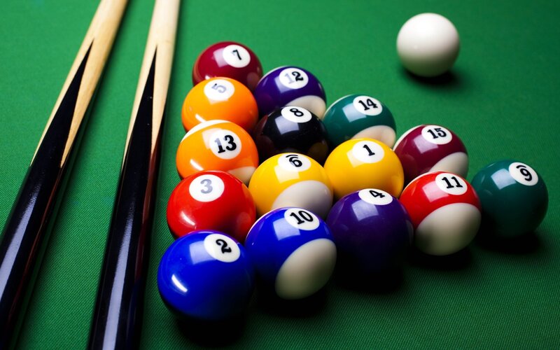 Billiard Balls and Cues — Green
