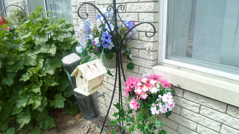 Birdhouse with Flowers — Green