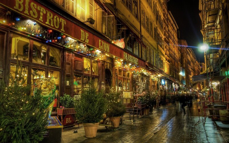Bistro de Lyon at night