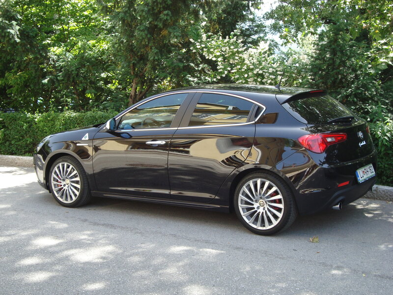 black alfa romeo Giulietta