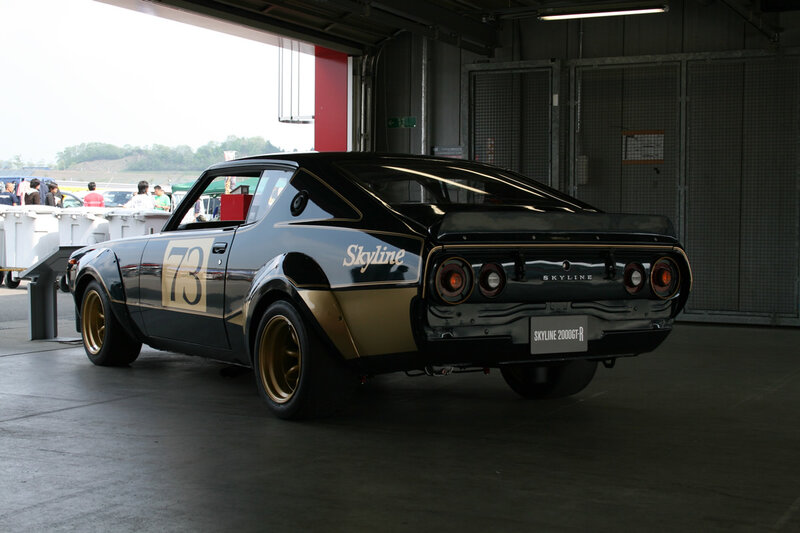 Black and gold Skyline race car