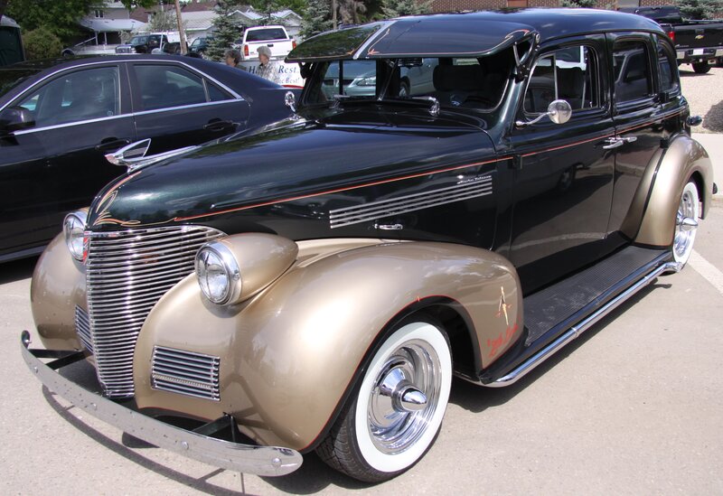 Black and Gold Vintage Car — Calm