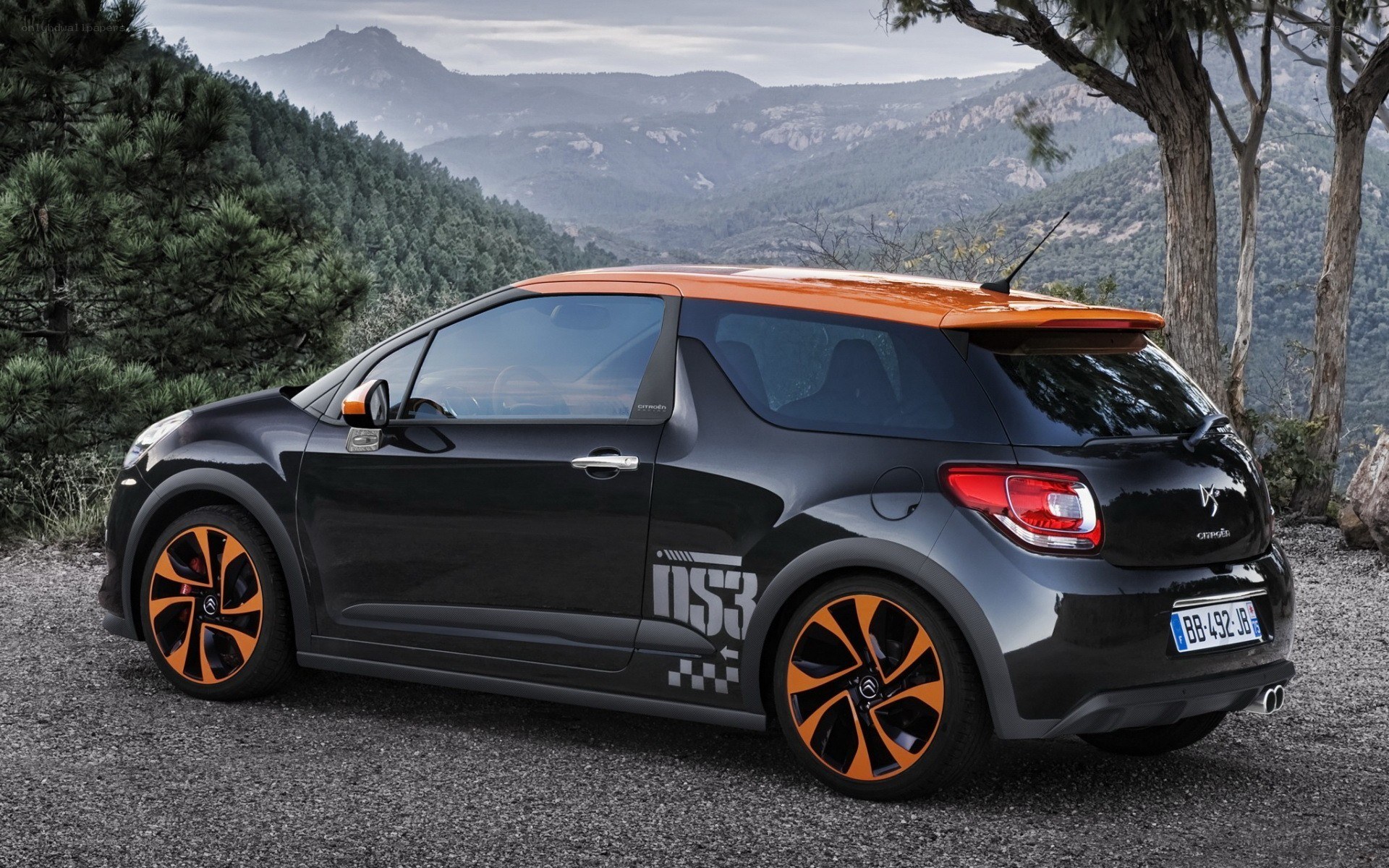 Black and orange Citroën DS3