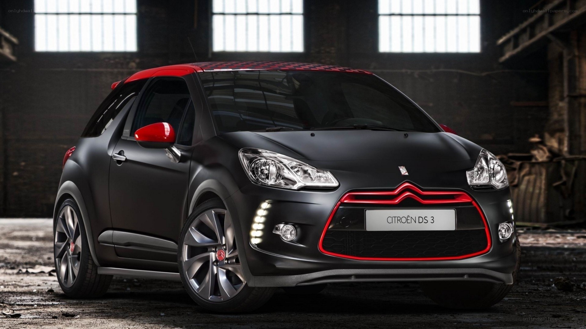 Black and red Citroën DS3