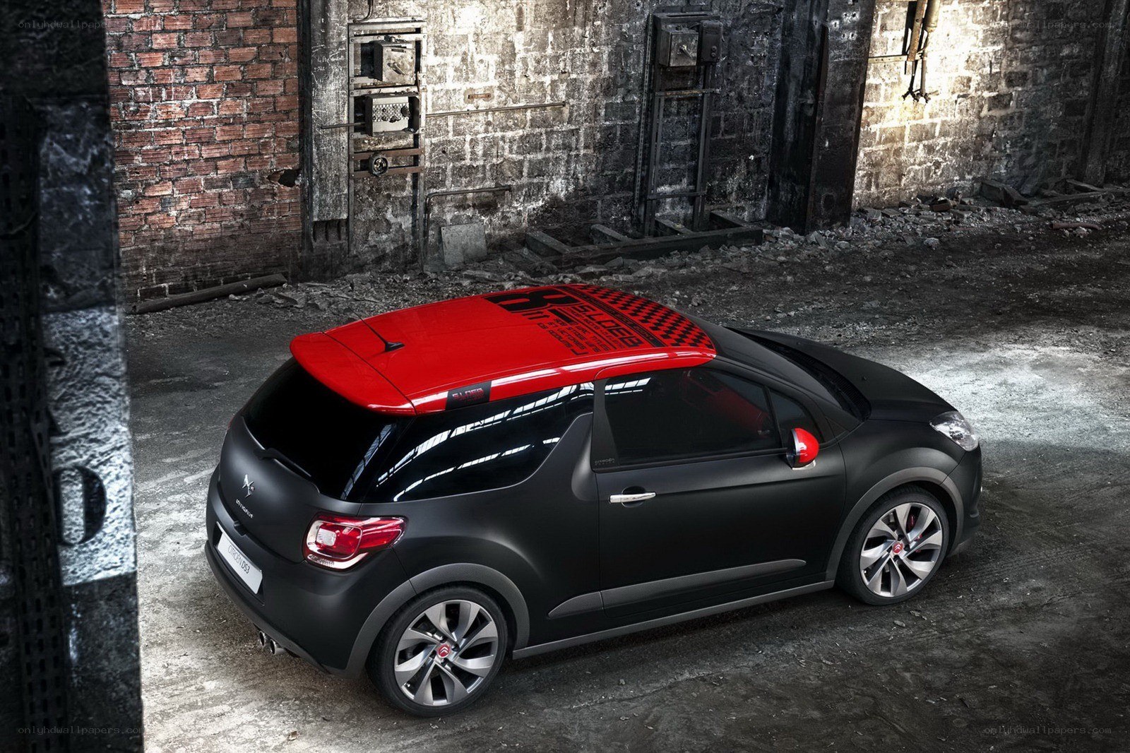 Black and red Citroën DS3