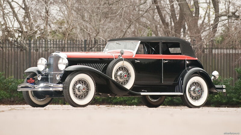 Black and Red Vintage Car — Calm, Autumn