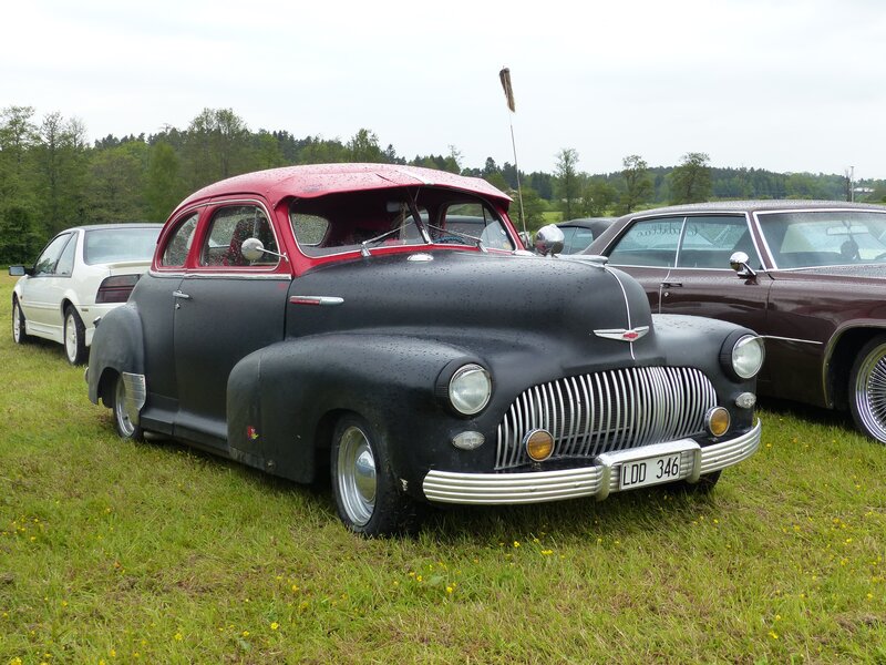 Black and Red Vintage Car — Calm, Spring