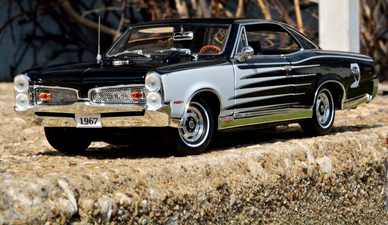Black and White Car Model — Calm