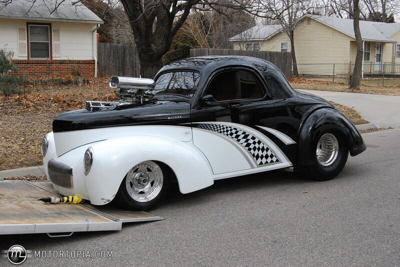 Black and White Custom Car — Calm