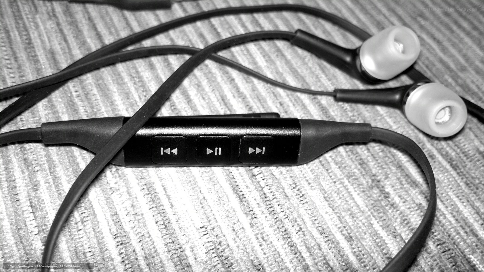black and white earbuds