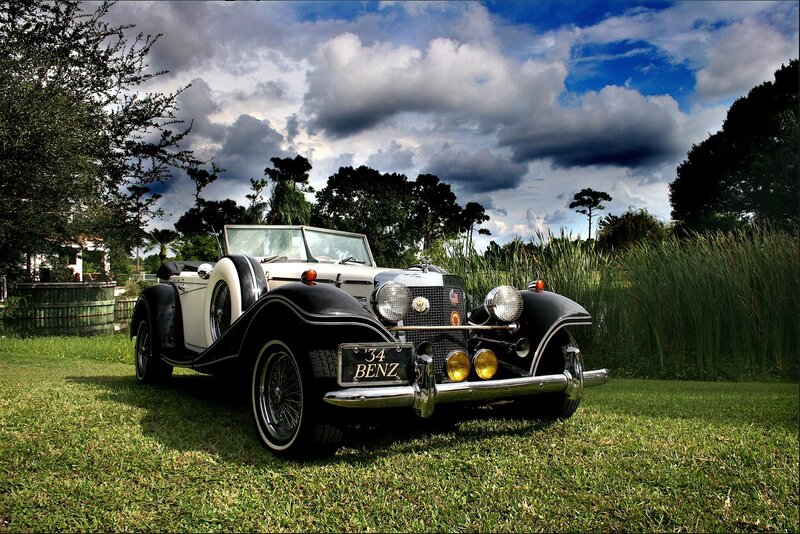 Black and White Vintage Car — Green, Dramatic
