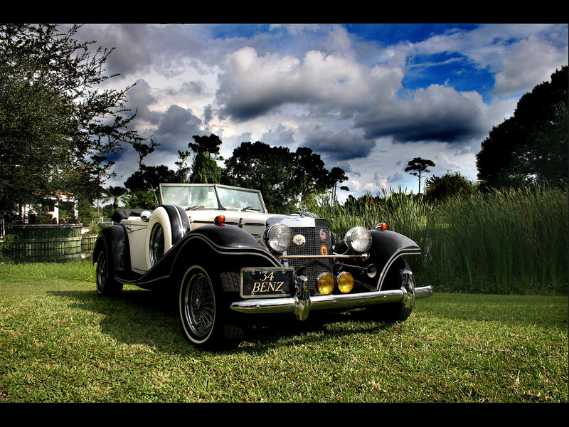 Black and White Vintage Car — Green