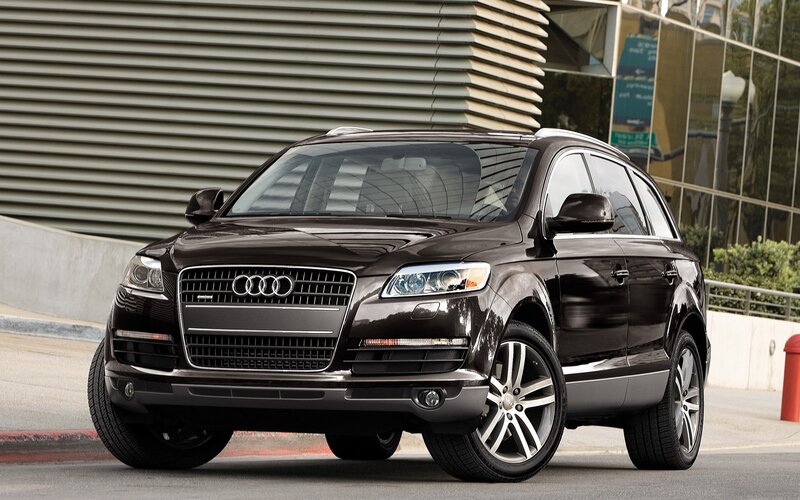 Black Audi Q7 SUV