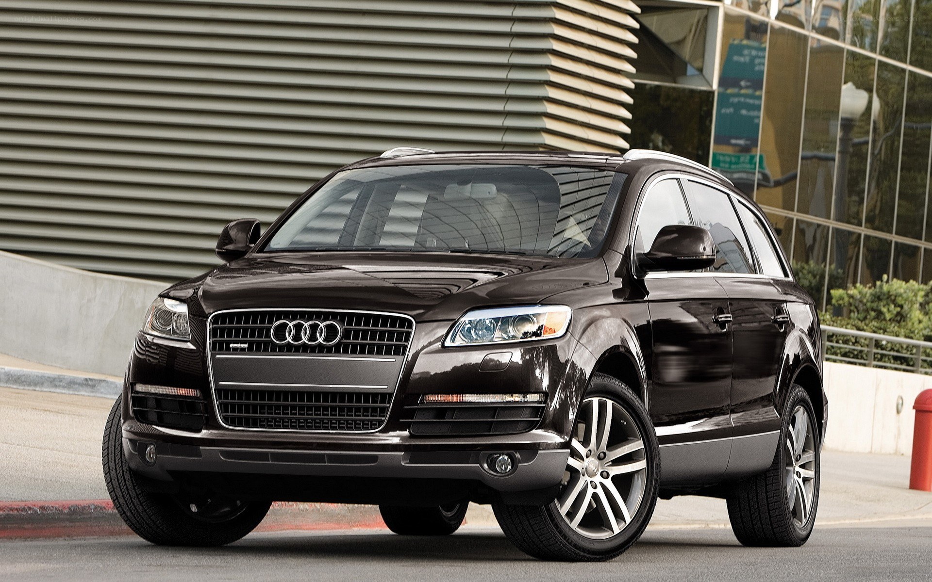 Black Audi Q7 SUV