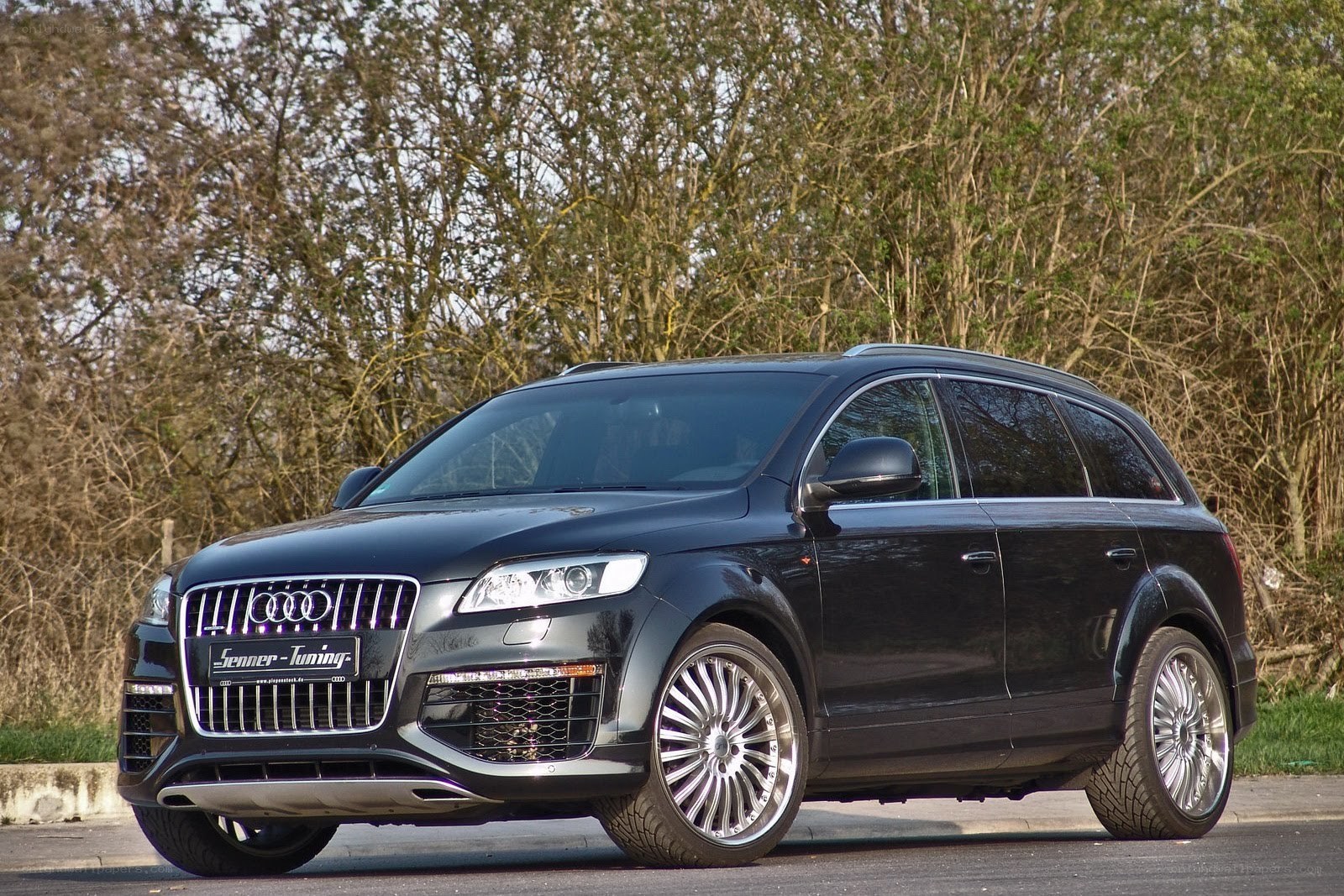 Black Audi Q7 SUV