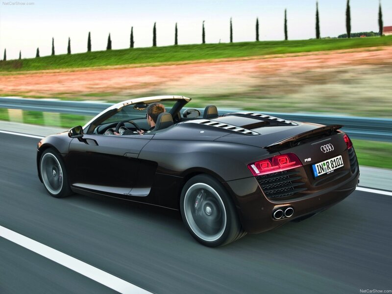 Black Audi R8 Spyder — Dynamic