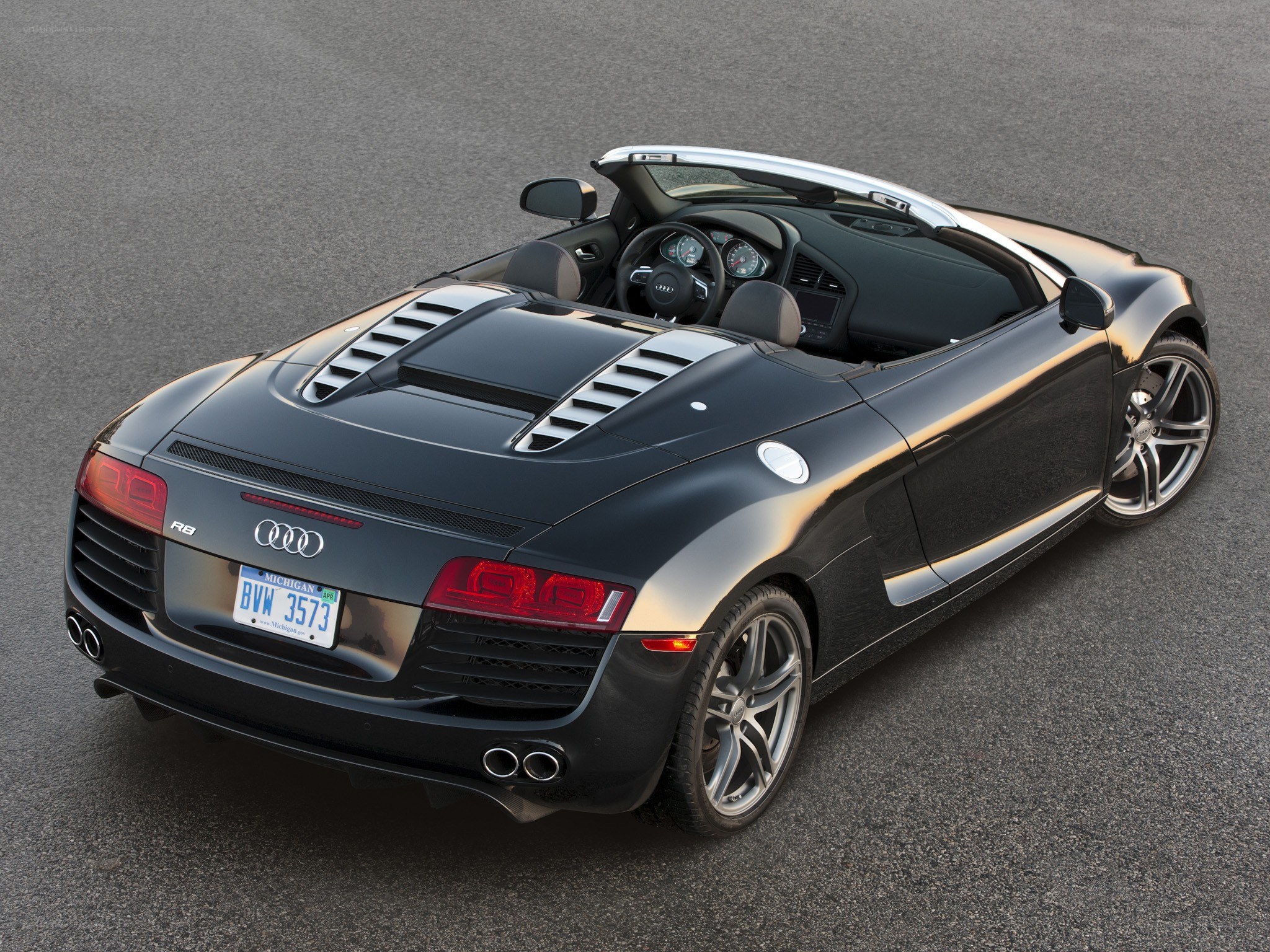 Black Audi R8 Spyder